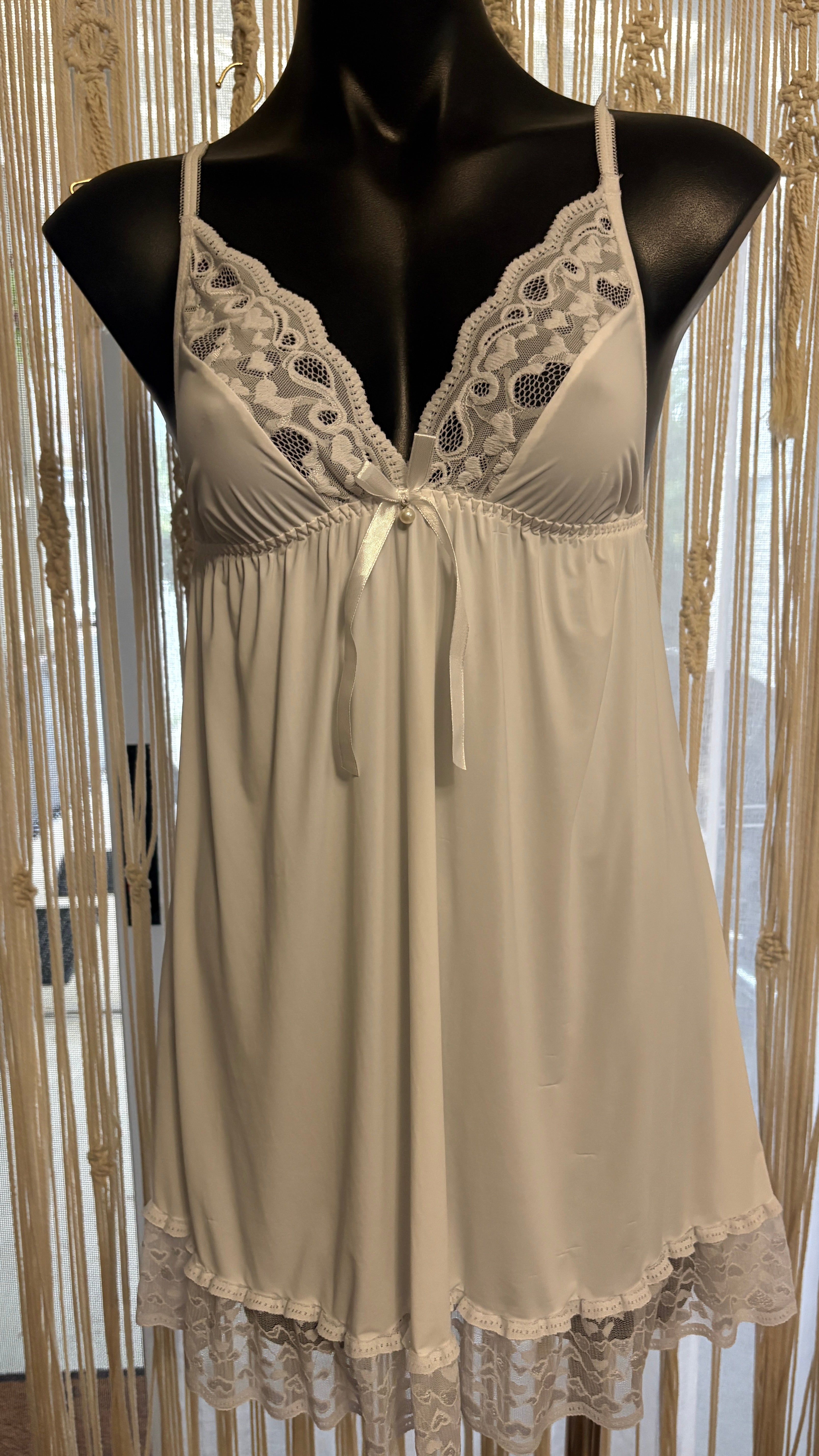 Slinky night slip & matching G . White. Size S $15 - The Blackmarket Lingerie 